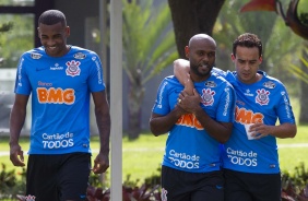 Marllon, Love e Jadson no treinamento do Corinthians desta sexta-feira, no CT Joaquim Grava