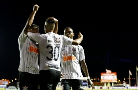 Jogadores do Corinthians comemorando gol contra o Juventude, pela Copinha 2020