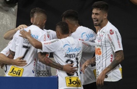 Jogadores comemorando um dos gols de Mauro Boselli, sobre o Botafogo-SP