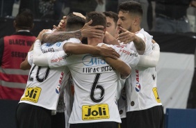 Jogadores do elenco comemoram vitria contra o Botafogo-SP, pela estreia do Paulista