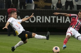 Ramiro lutou at o fim na jogada que deu o primeiro gol a Mauro Boselli, contra o Botafogo-SP