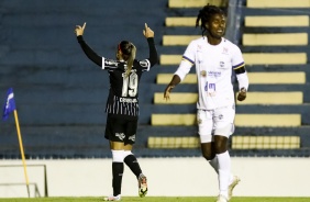Crivelari comemorando seu gol contra o So Jos, pelo Brasileiro Feminino