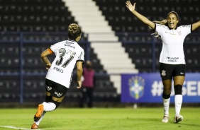 Gabi Nunes e Tamires comemorando o gol da lateral-esquerda do Corinthians contra o Real Braslia