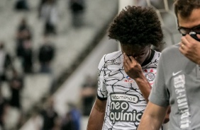 Willian foi substitudo aos oito minutos do primeiro tempo entre Corinthians e Fluminense