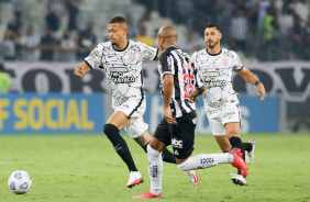 Joo Victor e Giuliano no jogo entre Corinthians e Atltico-MG, pelo Brasileiro, no Mineiro