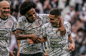Willian comemora o gol de Gabriel no jogo entre Corinthians e Santos