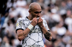 Fbio Santos beija o escudo do Corinthians aps marcar seu gol na Neo Qumica Arena