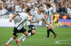 Renato Augusto comemorando seu gol no jogo entre Corinthians e Grmio