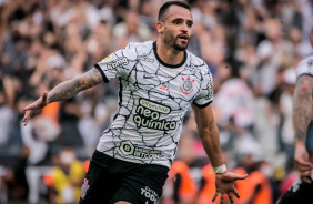 Renato Augusto comemorando seu gol no jogo entre Corinthians e Grmio na Neo Qumica Arena
