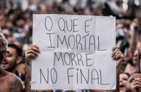 Torcida do Corinthians levou cartazes ao jogo contra o Grmio para provocar rival