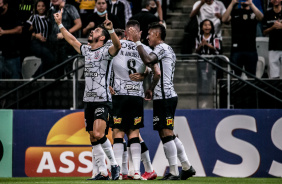 Giuliano, Renato Augusto e Paulinho comemoram o primeiro gol do Corinthians