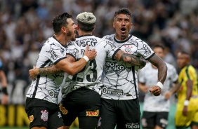 Giuliano, Fagner e Paulinho na partida entre Corinthians e Mirassol na ltima quinta-feira