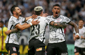 Giuliano, Fagner e Paulinho na partida entre Corinthians e Mirassol desta quinta-feira