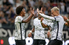 Willian, Paulinho, Fbio Santos e Rger Guedes em vitria do Corinthians nesta quarta-feira