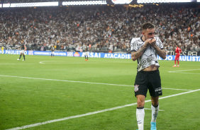 Mosquito beija o escudo do Corinthians na comemorao do seu gol contra a Ponte Preta