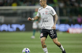 Rger Guedes correndo com a bola em seu domnio durante jogo contra o Palmeiras