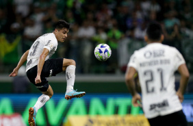 Roni aps cabecear bola em jogo contra o Palmeiras; ao fundo aparece Matheus Bidu