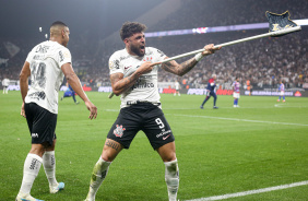 Yuri Alberto festejando o gol marcado contra o Fortaleza; Murillo aparece de costas