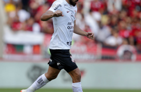 Bruno Mndez em ao no jogo do Corinthians contra o Flamengo, pelo Brasileiro 2023