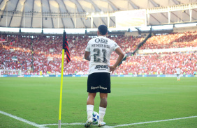 Matheus Bidu em campo durante jogo do Corinthians com o Flamengo, pelo Brasileiro 2023