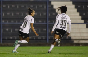 Gabi Portilho e Jaqueline comemorando o gol