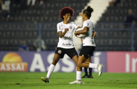 Carol Nogueira e Grazi celebram gol em vitria do Corinthians no Paulisto Feminino