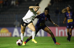 Fernanda disputa bola em partida do Corinthians contra o Realidade Jovem pelo Pauslito Feminino