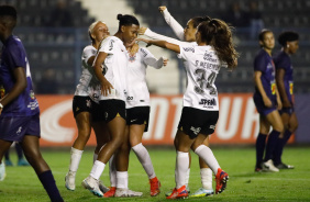 Jhonson e Gabi Medeiros comemoram gol do Corinthians sobre o Realidade Jovem