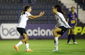 Millene e Mariza celebram gol em vitria do Corinthians por 11 a 0 sobre o Realidade Jovem