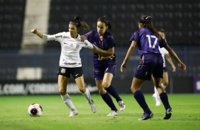 Paulinha conduz a bola na partida entre Corinthians e Realidade Jovem pelo Paulisto Feminino