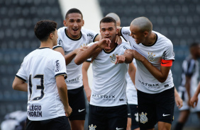 Renato, Thomas Lisboa e Joo Pedro comemorando o gol do Corinthians