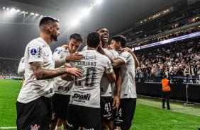 Jogadores do Corinthians celebrando o gol marcado por Felipe Augusto na Neo Qumica Arena
