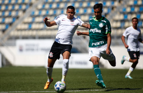 Arthur Sousa luta pela bola no duelo contra o Palmeiras