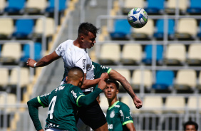 Giovane na disputa da bola no duelo contra o Palmeiras