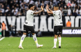 Gil e Murillo celebram gol do Corinthians