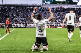 Yuri Alberto comemora gol ajoelhado