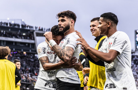 Yuri Alberto sendo abraado pelos companheiros depois de marcar o gol da virada contra o Coritiba