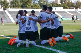 Jogadores do Corinthians Sub-20 festejando ajoelhados em crculo um dos gols na Fazendinha