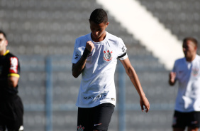 Kayke comemorando sozinho o gol marcado contra a Chapecoense na Fazendinha