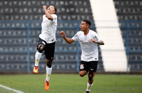 Higor e Pedrinho comemorando gol contra o So Caetano
