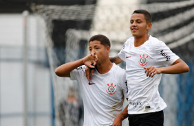 Kayke abraando Pedrinho no jogo contra o So Caetano pelo Paulista Sub-20