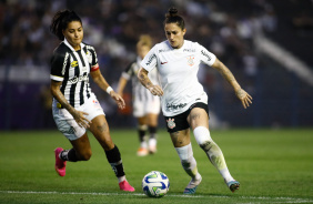 Fernanda conduzindo a bola contra o Santos pelo Brasileiro