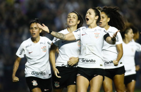 Jaqueline, Duda Sampaio, Gabi Zanotti e Yasmim celebrando o gol que abriu o placar contra o Santos