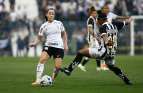 Luana Bertolucci em disputa pela bola contra o Santos