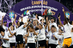 Elenco do Corinthians ergue taa do Brasileiro Feminino