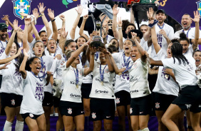 Elenco do Corinthians ergue taa do Brasileiro Feminino
