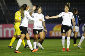 Jogadoras do Corinthians comemorando gol marcado contra o EC So Bernardo