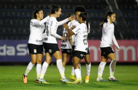 Jogadoras do Corinthians festejando gol anotado na Fazendinha