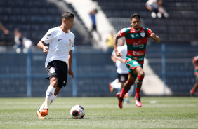Pedrinho com a posse de bola no jogo entre Corinthians e Portuguesa