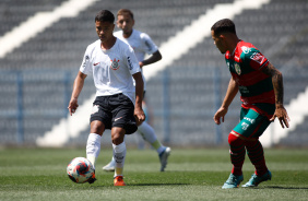 Pedrinho passando a bola no meio de campo do Corinthians